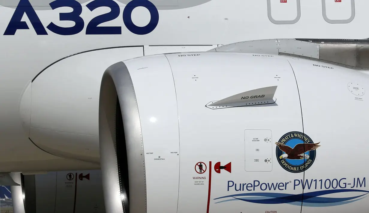 Salah satu mesin pesawat penumpang Airbus A320neo usai menjalani penerbangan perdana di Colomiers, Toulouse, Perancis, (25/9/2014). (REUTERS/Regis Duvignau)