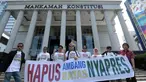 Sebagian dari pemohon pengajuan uji materi Pasal 222 UU No.7 Tahun 2017 tentang Pemilu di depan Gedung Mahkamah Konstitusi, Jakarta, Kamis (21/6). Mereka mengajukan uji materi syarat ambang batas pencalonan presiden. (Liputan6.com/Helmi Fithriansyah)