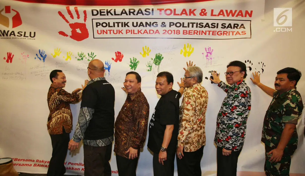 Ketua Bawaslu Abhan (tengah), Panglima TNI Hadi Tjahjanto (kanan), Mendagri Tjahjo Kumolo (kedua kanan),dan Komisioner KPU Ilham Saputra (kedua kiri) saat Deklarasi untuk Pilkada 2018 Berintegritas, Jakarta, Sabtu (10/2). (Liputan6.com/Angga Yuniar)