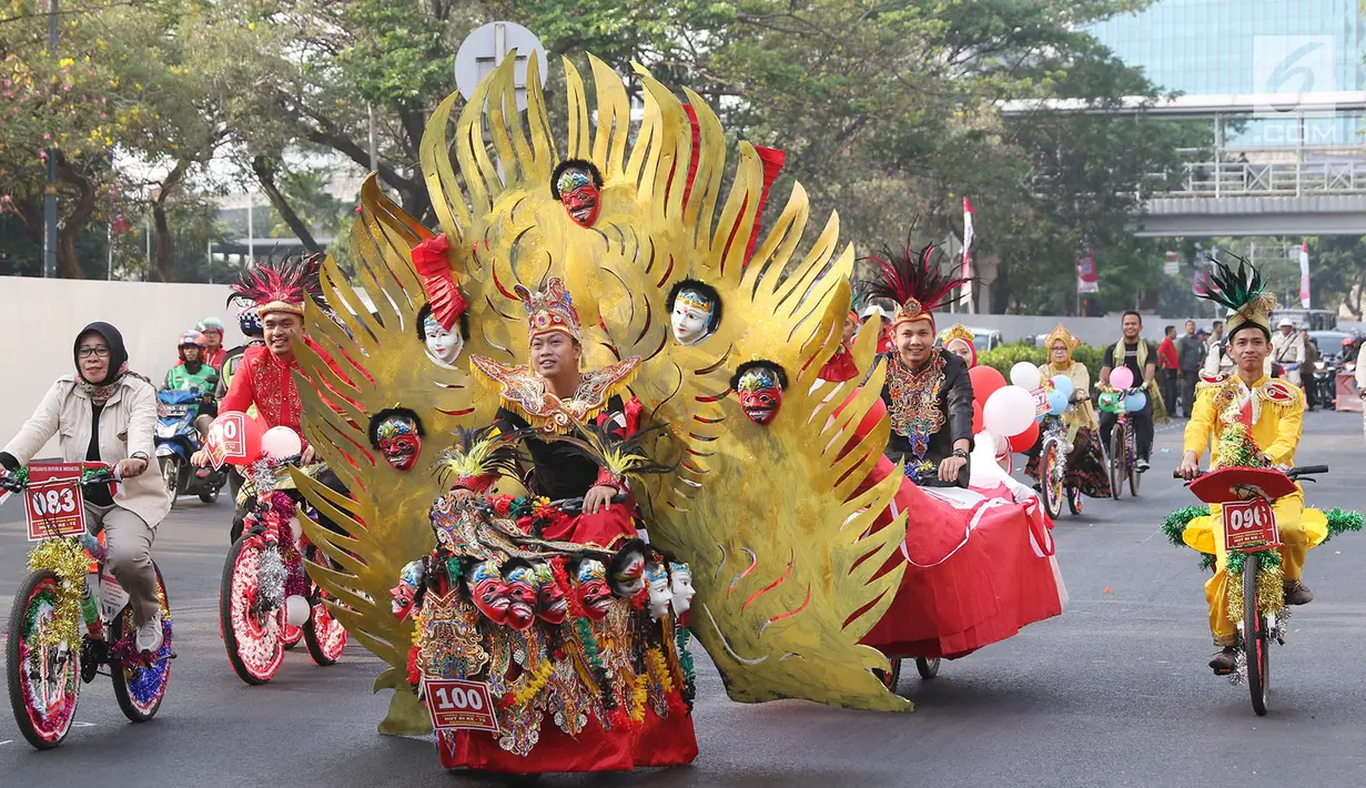 Peserta mengikuti kegiatan lomba sepeda hias di sekitar Gedung Kementerian Hukum dan HAM di Jakarta, Sabtu (19/8). Lomba tersebut digelar dalam rangka memperingati hari kemerdekaan ke-72 RI. (Liputan6.com/Immanuel Antonius)