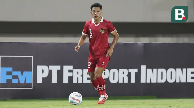 Pemain Timnas Indonesia U-23, Ilham Rio Fahmi menguasai bola saat melawan Chinese Taipei U-23 dalam pertandingan Grup K Kualifikasi Piala Asia U-23 2024 di Stadion Manahan, Solo, Sabtu (9/9/2023). (Bola.com/Arief Bagus)
