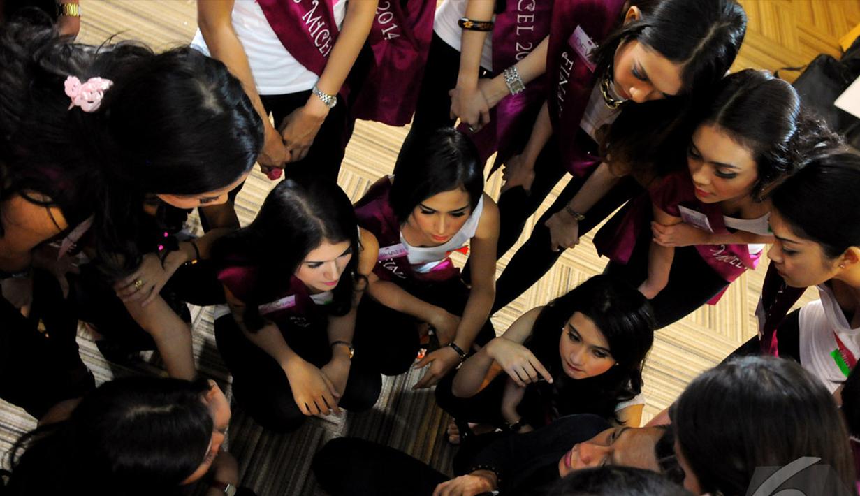 Para finalis Micel 2014 memperhatikan dengan seksama arahan yang diintrusikan kepada mereka, Cawang, Jaktim, Minggu (19/10/2014) , Jaktim, Minggu (19/10/2014) (Liputan6.com/Faisal R Syam)