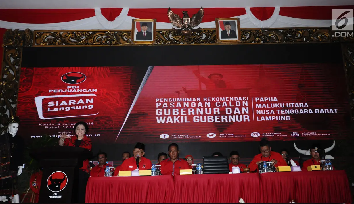 Ketua Umum DPP PDIP, Megawati Sukarnoputri (kiri) memberi arahan jelang menyerahkan surat rekomendasi kepada pasangan Cagub dan Cawagub di Jakarta, Kamis (4/1). PDIP resmi mengumumkan empat pasang cagub dan cawagub. (Liputan6.com/Helmi Fithriansyah)