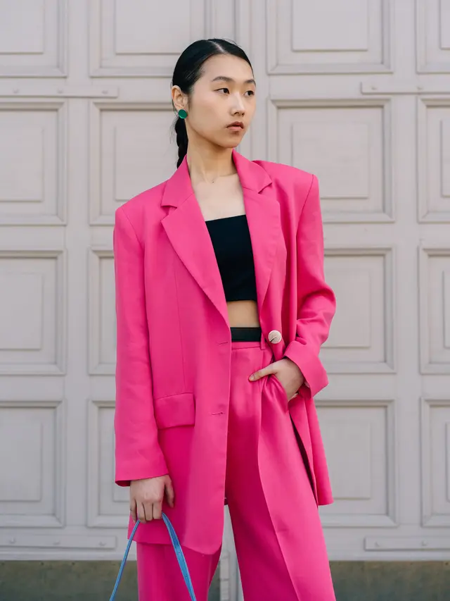 5 Cara Mengakali Outfit Pink Agar Tidak Terlihat Feminin