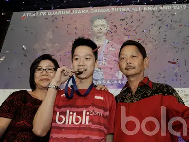 Juara All England 2017, Kevin Sanjaya, bersama kedua orang tuanya menghadiri acara pemberian bonus dari Djarum Foundation di Grand Indonesia, Rabu (23/3/2017). Kevin Sanjaya  mendapatkan bonus sebesar Rp 250 juta. (Bola.com/M Iqbal Ichsan)