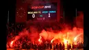 Suporter Arema Cronus memberikan dukungan kepada tim kesayangan mereka saat laga Final SCM Cup 2015 di Stadion Jakabaring,Selasa (27/1/2015). Arema Cronus Menang 1-0 atas Sriwijaya FC. (Liputan6.com/Johan Tallo)