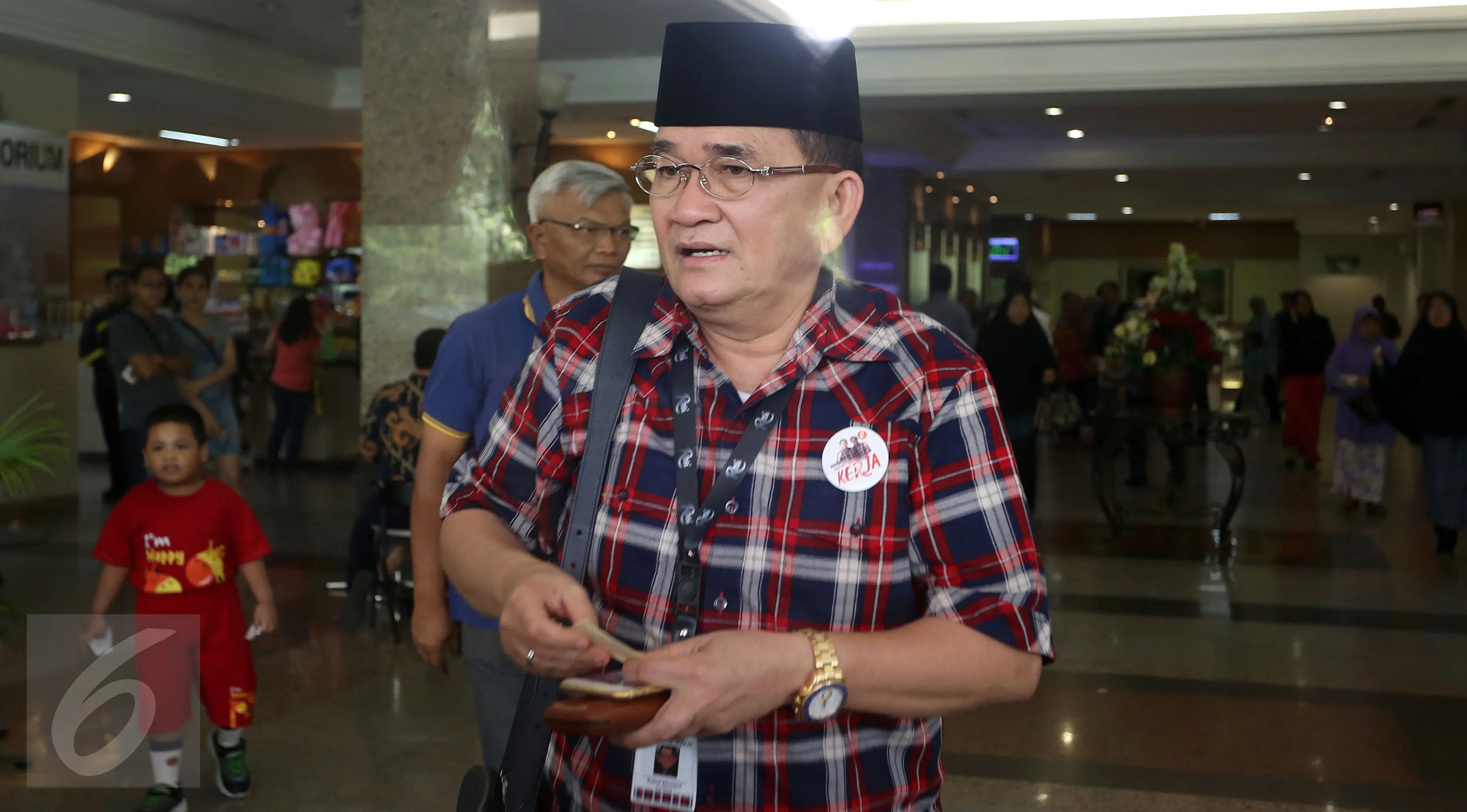 Politukus Ruhut Sitompul usai menjenguk penyidik KPK, Novel Baswedan di Rumah Sakit Mitra Keluarga Kelapa Gading, Jakarta Utara, Selasa (11/4). Novel tengah menjalani perawatan intensif di Rumah Sakit tersebut. (Liputan6.com/Johan Tallo)