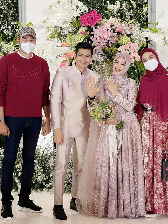 Kartika Putri dan Suami