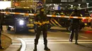 Pihak keamanan Belanda berjaga di area Bandara Internasional Schiphol, Amsterdam, yang ditutup menyusul ancaman bom, Selasa (12/4).  Pihak kepolisian menangkap seorang pria dengan perilaku mencurigakan terkait ancaman bom. (Michel van Bergen/ANP/AFP)