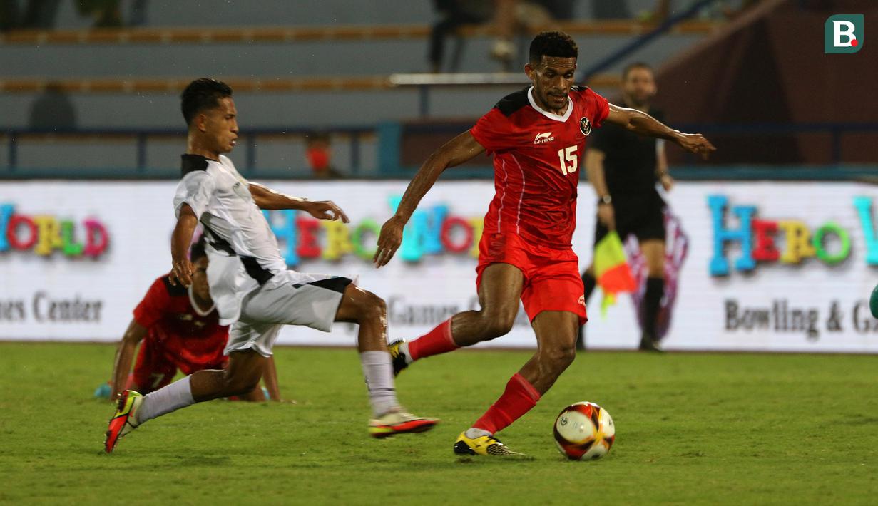 <p>Ricky Kambuaya dkk yang berambisi menyapu bersih 3 laga sisa usai kalah 0-3 dari tuan rumah Vietnam justru tertekan oleh Timor Leste di sepuluh menit awal. (Bola.com/Ikhwan Yanuar)</p>