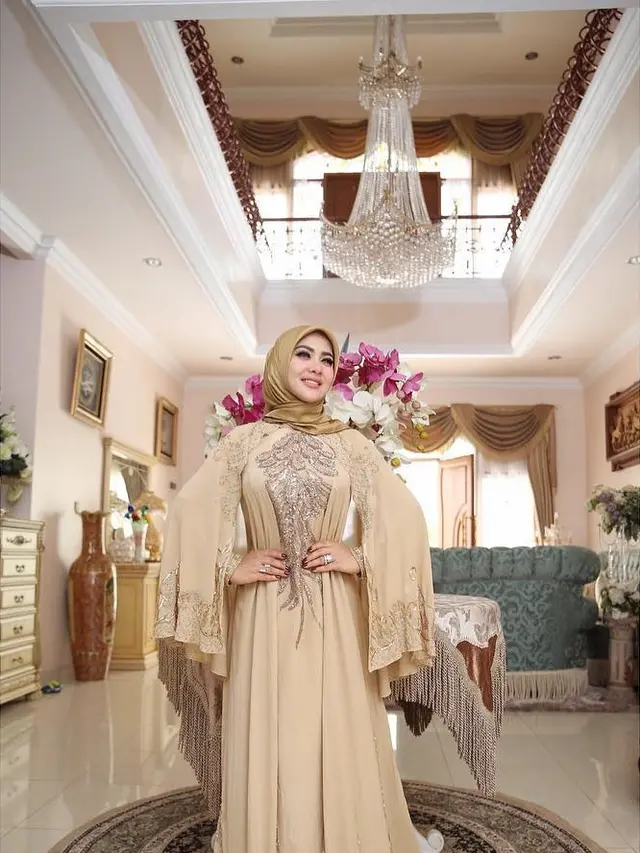 Gaya Modis Syahrini Saat Berhijab