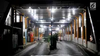 Suasana Gerbang Tol Cawang yang ditutup saat demonstrasi mahasiswa di depan Gedung DPR/MPR, Jakarta, Selasa (24/9/2019). PT Jasa Marga menutup jalan Tol Dalam Kota Cawang-Tomang guna menjaga keselamatan dan keamanan pengguna jalan. (merdeka.com/Iqbal S Nugroho)