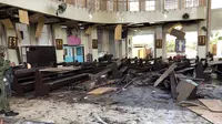 Tentara Filipina berjaga di dalam gereja pasca ledakan bom di Gereja Katolik Jolo, Filipina Selatan, Minggu (27/1). Dua bom meledak, Sedikitnya 27 orang tewas dan 57 orang lainnya mengalami luka. (Angkatan Bersenjata Filipina/HO/AFP)