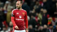 Gelandang Manchester United asal Denmark bernomor punggung 14, Christian Eriksen, bereaksi di akhir pertandingan Liga Primer Inggris antara Manchester United dan Crystal Palace di Old Trafford di Manchester, Inggris barat laut, pada tanggal 2 Februari 2025. Crystal Palace menang 2-0 atas Manchester United. (Paul ELLIS/AFP)