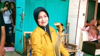 Iin Ayu (55) bersama satu di antara ular King Kobra peliharaannya di rumahnya di Kelurahan Karangpucung, Kecamatan Purwokerto Selatan, Kabupaten Banyumas, Selasa (17/12/2019). (Liputan6.com/Rudal Afghany Dirgantara)