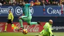 Striker Barcelona, Luis Suarez, melewati hadangan kiper Osasuna, Nauzet Perez. (AFP/Cesar Manso)