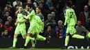 Para pemain Liverpool merayakan gol yang dicetak James Milner ke gawang Manchester United. Tim tamu sempat unggul terlebih dahulu melalui gol dari titik penalti yang disarangkan oleh Milner pada menit ke-27. (AFP/Oli Scarff)