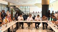 Menteri Perhubungan Budi Karya Sumadi, menggelar rapat koordinasi membahas upaya antisipasi kepadatan di Pelabuhan Penyeberangan Merak, Banten, di masa mudik lebaran tahun ini. (Liputan6.com/Tira Santia)