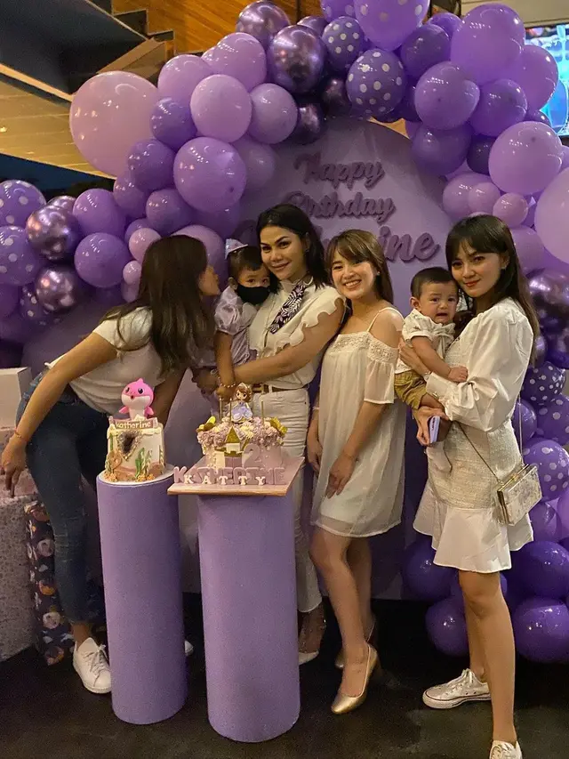 Momen DJ Katty Butterfly Rayakan Ulang Tahun Anak, Banjir Hadiah. (Sumber: Instagram/dj_kattybutterfly36)