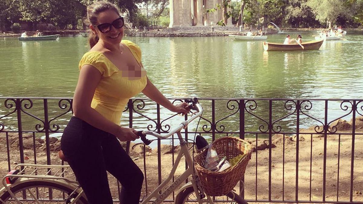 Kelly Brook Bersepeda Tanpa Bra Showbiz