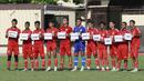 Pemain Persiba Balikpapan menunjukan kertas berisi protes sekaligus suara hati mereka terkait nasib Liga 2 saat melakoni laga uji coba melawan FC Bekasi City di Sekolah Tinggi Ilmu Kepolisian, Jakarta, Sabtu (7/1/2023). (Bola.com/M Iqbal Ichsan)