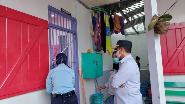 Kepada Divisi Pemasyarakatan (Kadivpas) Kanwil Kemenkumham Jatim Teguh Wibowo meninjau lapas perempuan Malang. (Dian Kurniawan/Liputan6,com)