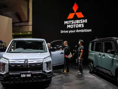 Awak media berkumpul di depan Mitsubishi Motors Delica D:5 pada sesi jumpa pers di Japan Mobility Show di Tokyo pada Rabu 29 Oktober 2025. Japan Mobility Show (JMS) 2025 resmi dibuka. Dengan semangat baru, Japan Mobility Show (JMS) 2025 membawa pesan bahwa industri otomotif Negeri Sakura itu siap berevolusi menuju masa depan mobilitas yang lebih luas, cerdas, dan berkelanjutan. (Philip FONG/AFP)