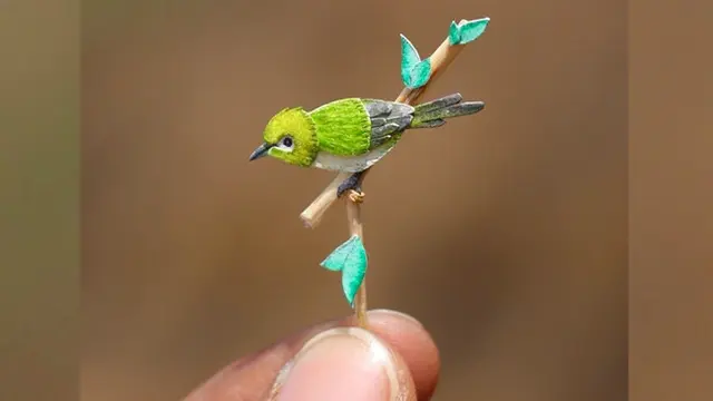 Dua orang seniman India membuat ilustrasi burung dengan kertas setiap hari sekitar setengah tahun terakhir.