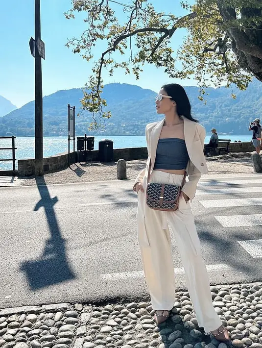 Maudy mengenakan kemben abu-abu sebagai inner, yang dipadukan dengan blazer crop top coklat dan celana panjang putihnya. Sambil membawa sling bag nya. [@maudyayunda]