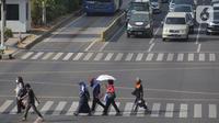 Warga beraktivitas menggunakan payung saat suhu udara mencapai 35 derajat Celcius di Kawasan Jalan MH Thamrin, Jakarta, Selasa (22/10/2019). (Liputan6.com/Helmi Fithriansyah) Event