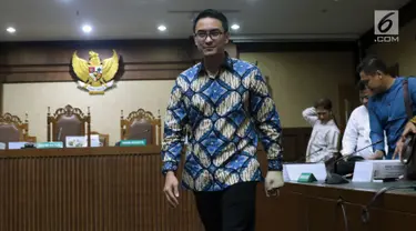 Gubernur Jambi nonaktif, Zumi Zola usai menjalani sidang pembacaan tuntutan di Pengadilan Tipikor, Jakarta, Kamis (8/11). Zumi Zola dituntut 8 tahun penjara dan denda Rp 1 miliar dengan subsider 6 bulan penjara. (Liputan6.com/Helmi Fithriansyah)