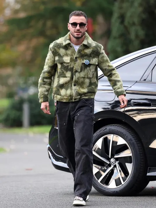 Pemain bertahan timnas Prancis, Jonathan Clauss saat tiba di Clairefontaine-en-Yvelines pada 11 November 2024. (FRANCK FIFE/AFP)