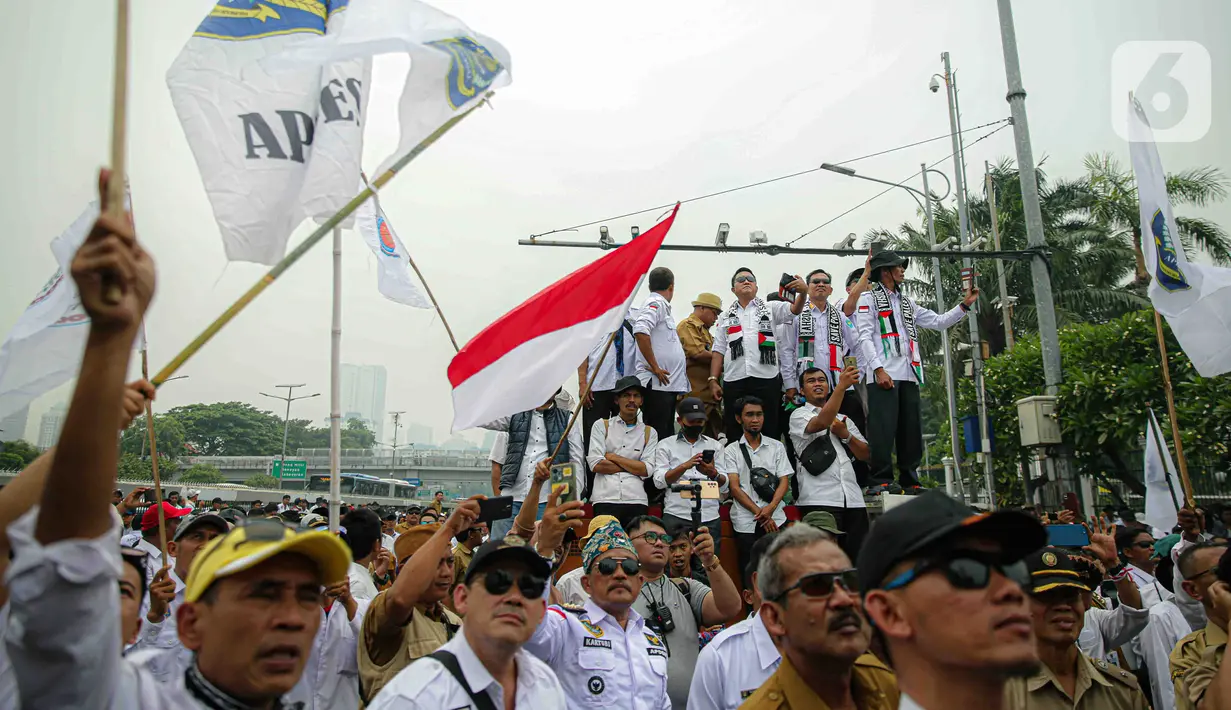 Revisi UU Desa dipandang perlu untuk memastikan kepastian hukum terkait dengan masa jabatan kepala desa dari 6 tahun menjadi 8 tahun atau 9 tahun, meningkatkan kesejahteraan desa, badan permusyawaratan desa (BPD) dan perangkat desa, serta perlindungan hukum bagi kepala desa dan perangkat desa dalam pengambilan kebijakan pembangunan desa. (Liputan6.com/Faizal Fanani)