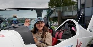 Zara Rutherford adalaj seorang perempuan muda asal Inggris dan Belgia yang sukses keliling dunia menerbangkan pesawat seorang diri. 
(Foto: Instagram/Zara Rutherford ).