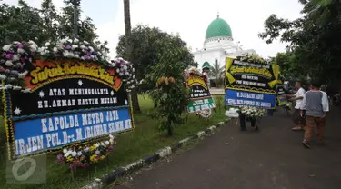 Suasana rumah duka tokoh PBNU KH Hasyim Muzadi di Ponpes Al-Hikam, Depok, Jawa Barat, Kamis (16/3). Sejumlah karangan bunga mulai berdatangan pascameninggalnya Anggota Dewan Pertimbangan Presiden (Wantimpres) tersebut. (Liputan6.com/Immanuel Antonius)