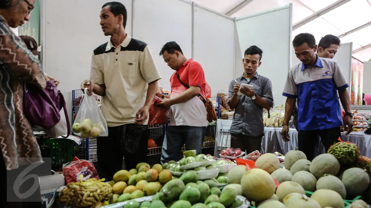 Antusias Warga Antre di Pasar Murah Kemendag