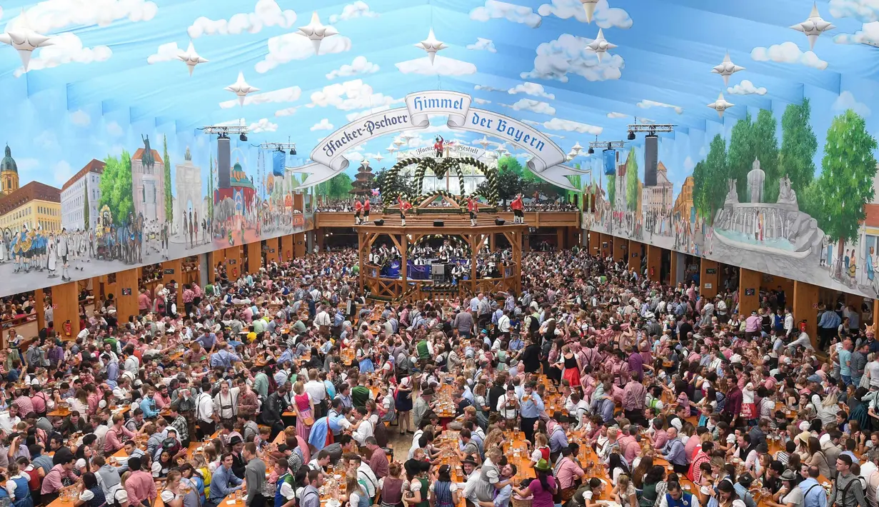 Pengunjung saat menikmati bir selama festival Oktoberfest 2017 di tempat peristirahatan Theresienwiese di Munich, Jerman selatan (24/9). Festival bir terbesar di dunia ini berlangsung sampai 3 Oktober 2017. (AFP Photo/dpa/Tobias Hase/Germany Out)