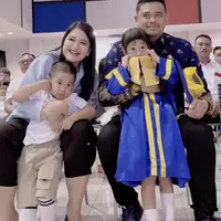 Kahiyang bersama Bobby tampak kompak hadir di wisuda anak pertamanya Sedah. Tak ketinggalan Al Nahyan Nasution pun hadir di momen penting sang kakak. @bobbynst