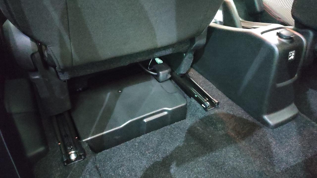 Baterai lithium ion all new Suzuki Ertiga hybrid di bawa jok penumpang baris pertama (Arief A/Liputan6.com)