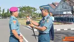 Citizen6, Suarabaya: Penyerahan Piala dari Ketua Kontingen Letkol Marinir Marpaung kepada Dankobangdikal Laksda TNI Djoko Teguh Wahojo, setelah berhasil meraih posisi tiga dari delapan kontingan Kotama TNI AL. (Pengirim: Penkobangdikal).