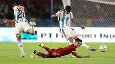 Pemain Timnas Indonesia, Marselino Ferdinan (tengah) terjatuh ketika berebut dengan pemain Argentina, Nahuel Molina (kiri) dan Cristian Romero pada laga FIFA Matchday di Stadion Utama Gelora Bung Karno (SUGBK), Senayan, Jakarta, Senin (19/06/2023). (Bola.com/Bagaskara Lazuardi)