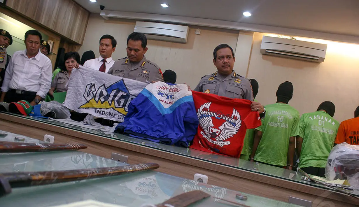 Petugas menunjukkan berbagai atribut geng motor dalam jumpa pers di Mapolda Metro Jaya, Jakarta, (29/8/14). (Liputan6.com/Faizal Fanani)