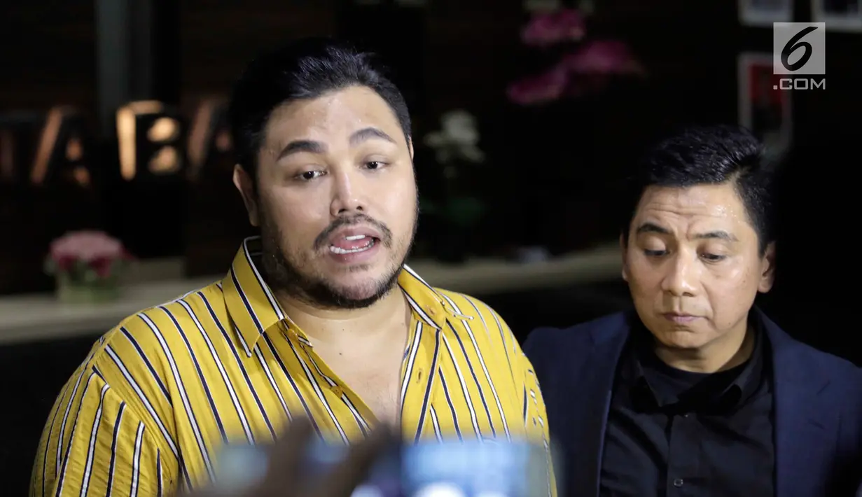 Ivan Gunawan ditemani kuasa hukumnya, Sandy Arifi tiba di Polres Metro Jakarta Barat, Kamis (17/1). Ivan Gunawan memenuhi panggilan polisi sebagai saksi dalam kasus narkoba yang menjerat asistennya berinisial AJA. (Muhammad Akrom Sukarya/Kapan Lagi)
