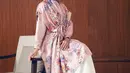 Penampilan elegan dari Citra Kirana dibalut tunik motif floral dengan detail drawstring di waist. Ia kemudian memadukannya dengan hijab warna senada dan celana kulot warna ivory.. {@inforiamiranda]