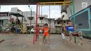 Anak-anak bermain ayunan di RPTRA kawasan Mangga Dua Selatan, Jakarta, Minggu (6/5). Sebelum dirubah menjadi RPTRA dua tahun lalu, kolong rel kereta tersebut merupakan tempat parkir dan tempat sampah. (Liputan6.com/Herman Zakharia)