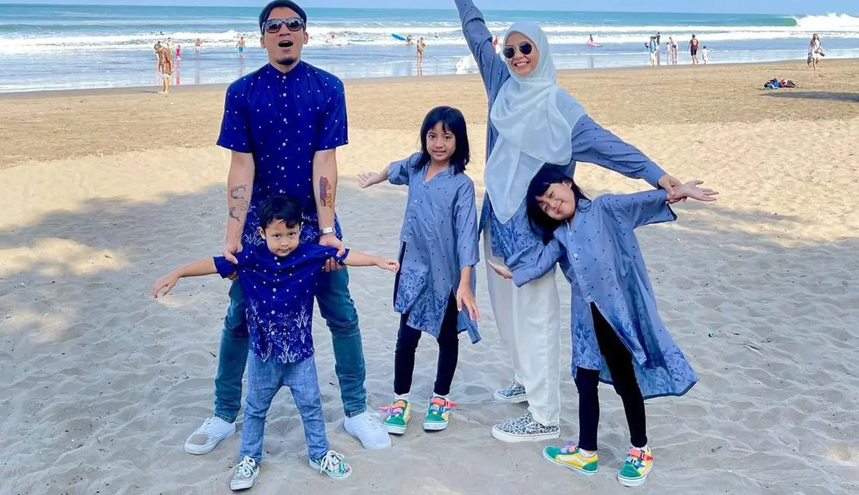 Momen lebaran Desta dan Natasha Rizky. (Foto: Instagram/desta80s)