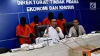 Wakil Direktur Tipideksus Bareskrim Polri Kombes Pol Daniel Tahi Monang Silitonga (kiri) memberikan keterangan kepada awak media terkait jaringan uang palsu, Jakarta, Rabu (18/4). (Liputan6.com/Immanuel Antonius)