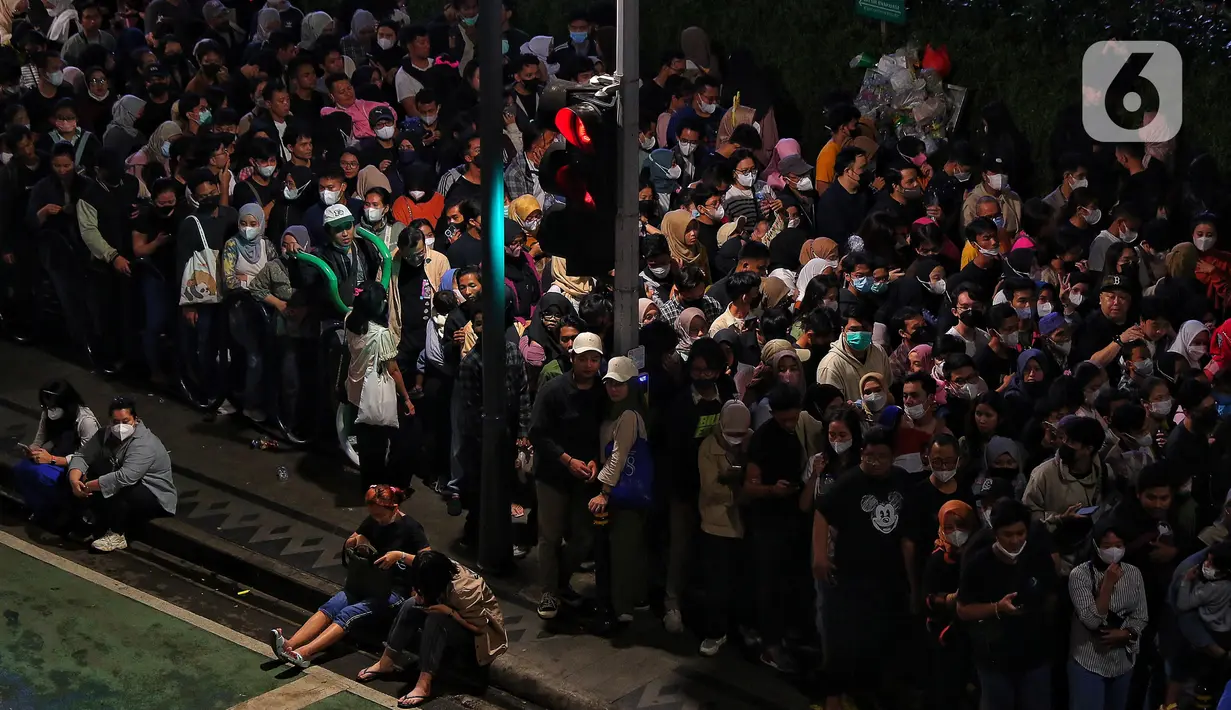<p>Calon penumpang antre panjang untuk memasuki stasiun MRT di Bundaran HI, Jakarta, Minggu (1/1/2023) dini hari WIB. Perayaan tahun baru yang digelar di kawasan tersebut telah selesai, banyak warga yang ingin kembali pulang sehingga menyebabkan penumpukan antrean di stasiun MRT Bundaran HI. (Liputan6.com/Angga Yuniar)</p>