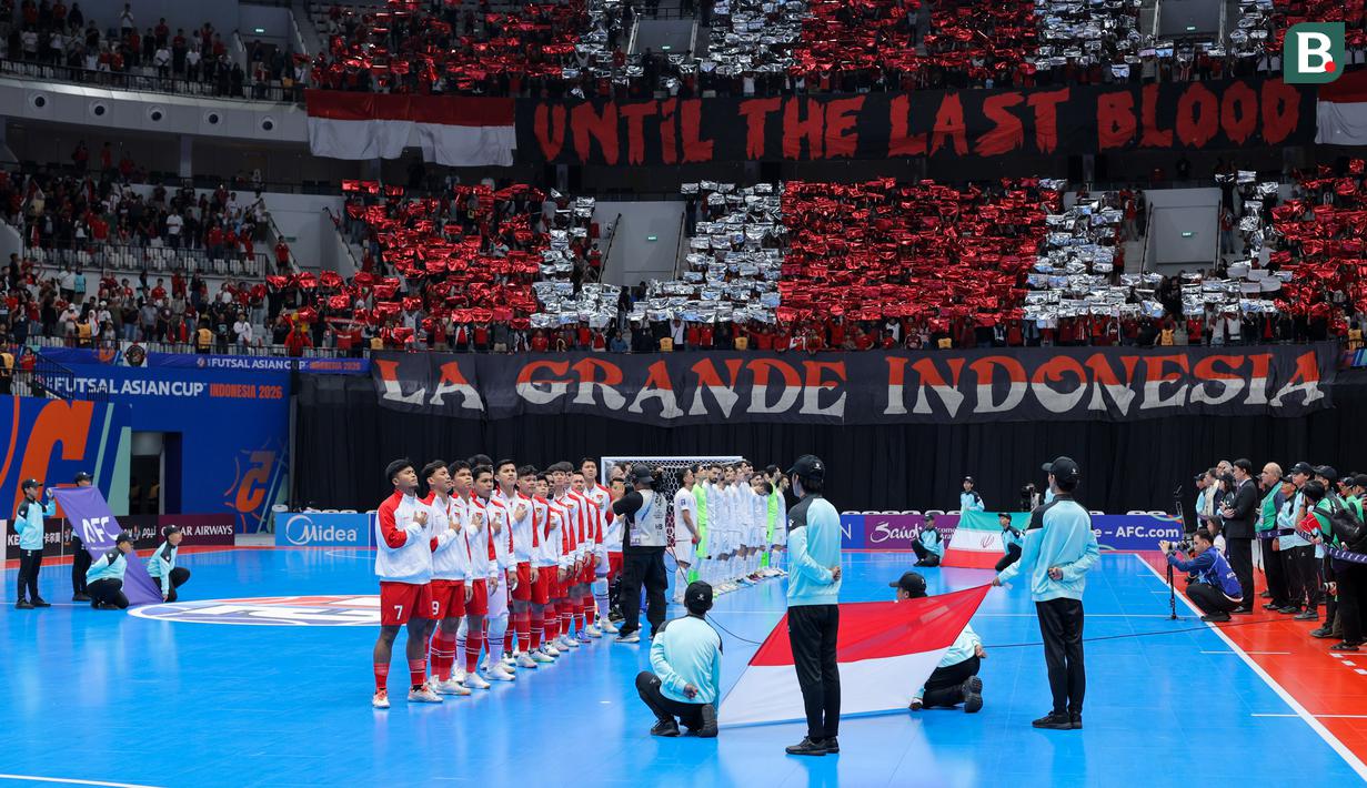 Para pemain Timnas Futsal Indonesia menyanyikan lagu kebangsaan Indonesia dengan latar belakang koreografi dari Suporter La Grande Indonesia dalam laga final Piala Asia Futsal 2026 melawan Iran dalam laga yang berlangsung di Indonesia Arena, Senayan, Jakarta, Sabtu (07/02/2026). (Bola.com/Bagaskara Lazuardi)