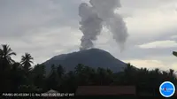 Gunung Ibu di Pulau Halmahera, Maluku Utara, kembali mengalami erupsi, Jumat pagi (5/1/2024), pukul 08.56 WIT. (Liputan6.com/ Magma ESDM)